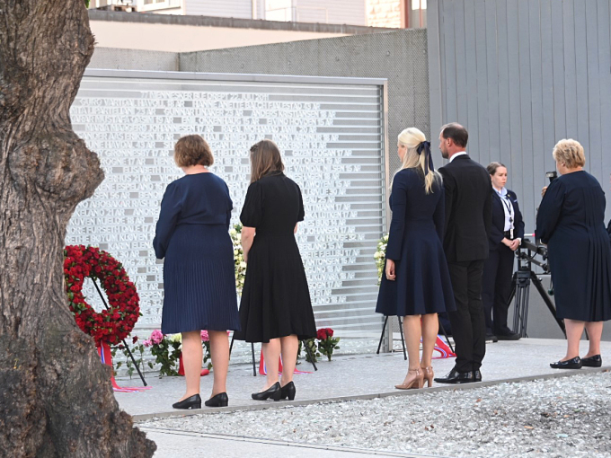 Kransnedleggelse ved minnestedet for de drepte. Foto: Sven Gj. Gjeruldsen, Det kongelige hoff